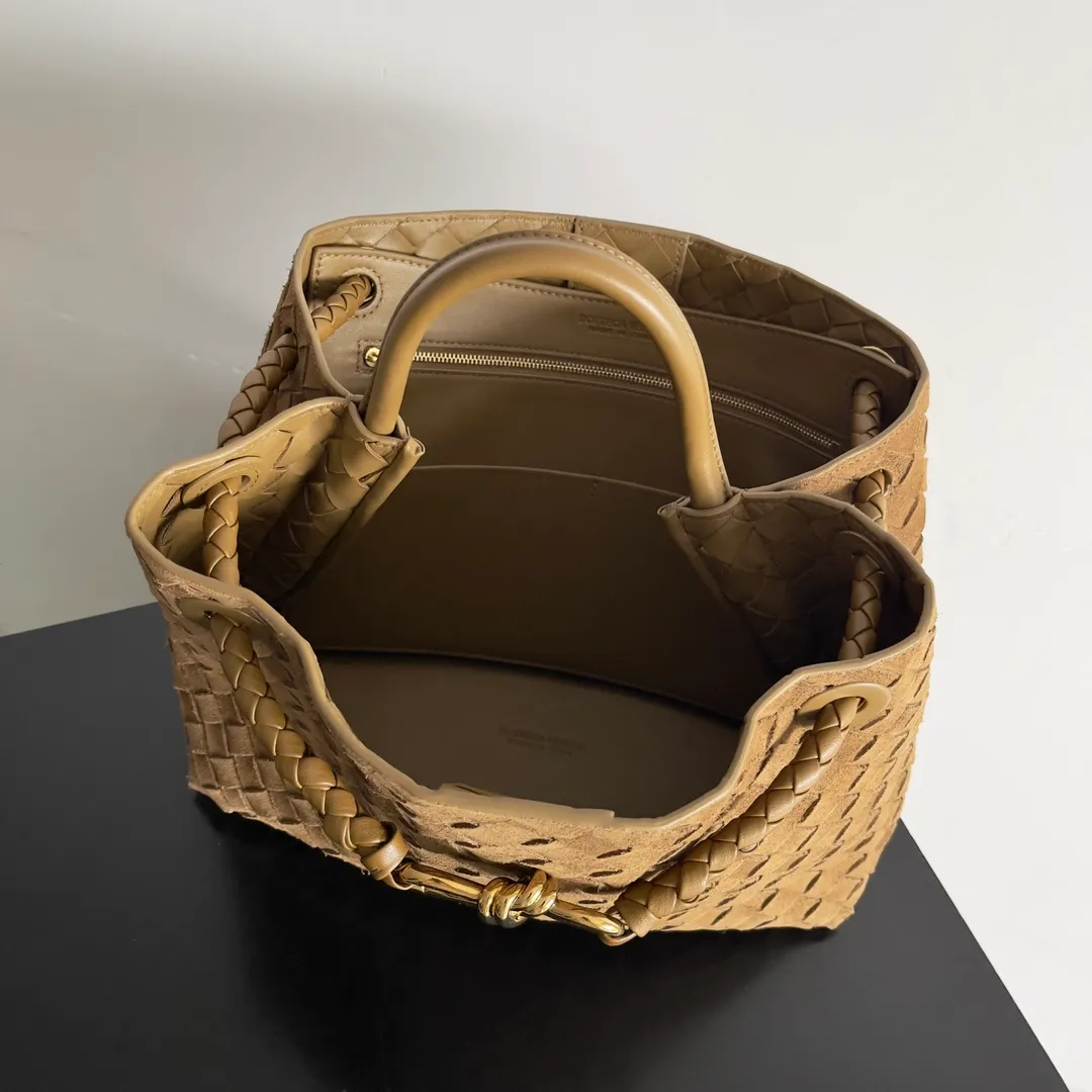 The 2023 new Andiamo batch of 2360 BV has been shipped‼ ️Really popular🔥The new Andiamo woven handbag launched by Bottega Veneta this season is really popular all over the world! ! Celebrities at home and abroad have worn it, and Oscar-winning actress Michelle Yeoh has taken it out on the street. Song Jia, Trai Yara, Yu Feihong, Sanji Ayaka, Rosie Hunting-Whiteley, Yoshioka Riho, etc. have all picked up this bag. It is classic and versatile, showing off its temperament, and the bag capacity is also large, which is very convenient for daily commuting! ! A variety of carrying methods, the shoulder straps can be adjusted by yourself, the original lambskin feels soft and delicate, and the neutral style is created to break gender boundaries and bring a more practical and longer-lasting use experience. Andiamo, which has both elegant and casual styles, perfectly interprets "fashionable old money style". Style number: 743572 (sugar) Size: 32*24*12